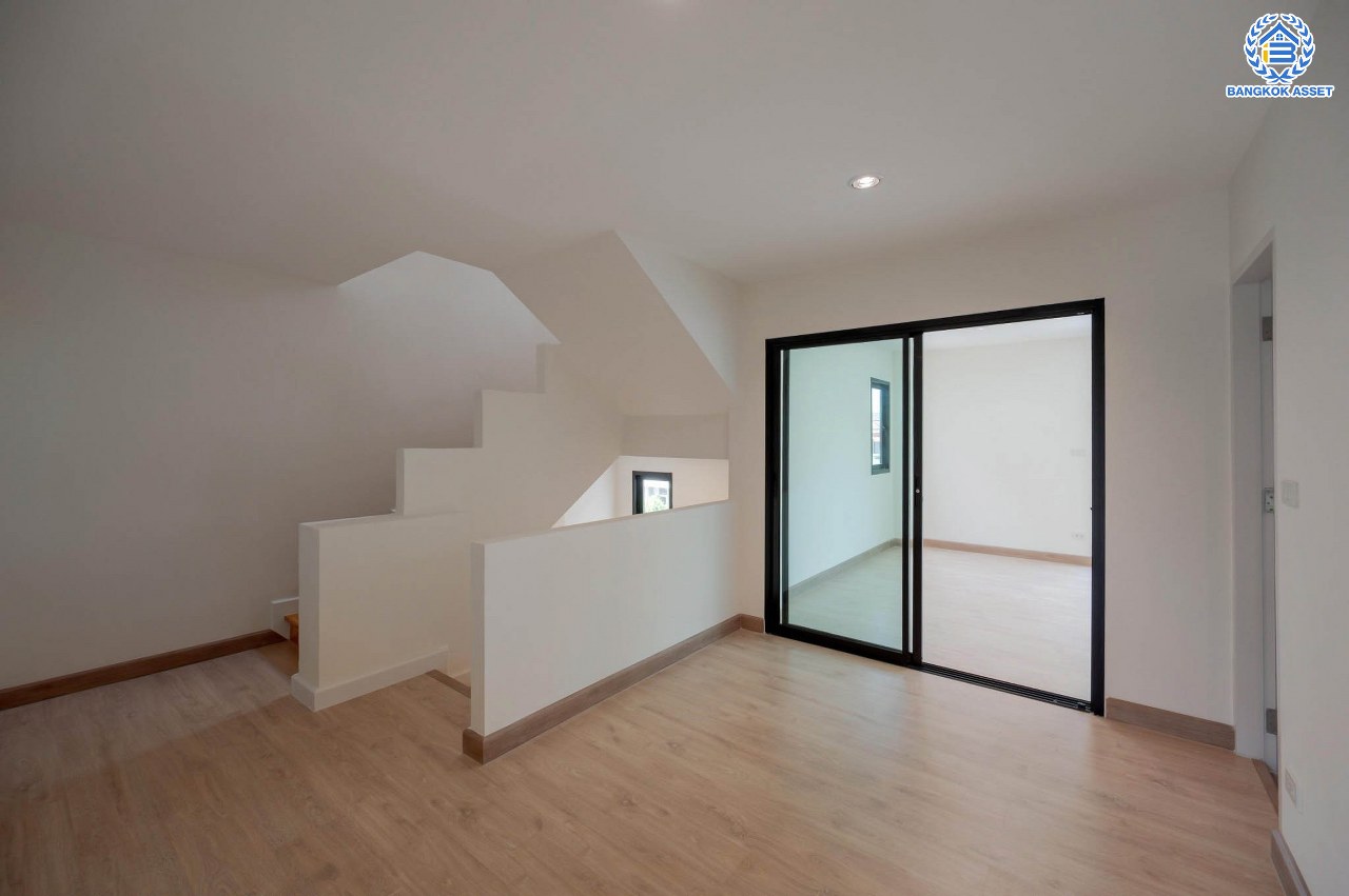 บ้านมือสองตกแต่งใหม่ โครงการ มณธานี บางแค บ้านเดี่ยว 3 ชั้น ดีไซน์หรูหรา เนื้อที่กว้าง 56.40 ตร.ว. พื้นที่ใช้สอย 240 ตร.ม. ฟังก์ชัน 5 ห้องนอน 4 ห้องน้ำ 2 ที่จอดรถ ฟังก์ชันครบตอบทุกไลฟ์สไตล์ บนทำเลศักยภาพ เชื่อมต่อถนนกาญจนาภิเษก ใกล้เดอะมอลล์บางแค ใกล้รถไฟฟ้าสายสีน้ำเงิน "สถานีหลักสอง" และจุดขึ้นทางด่วน "กาญจนาภิเษก"